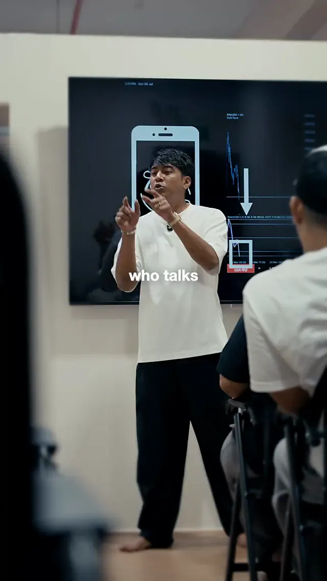 Izzan teaching a studio about why he does not give trade calls